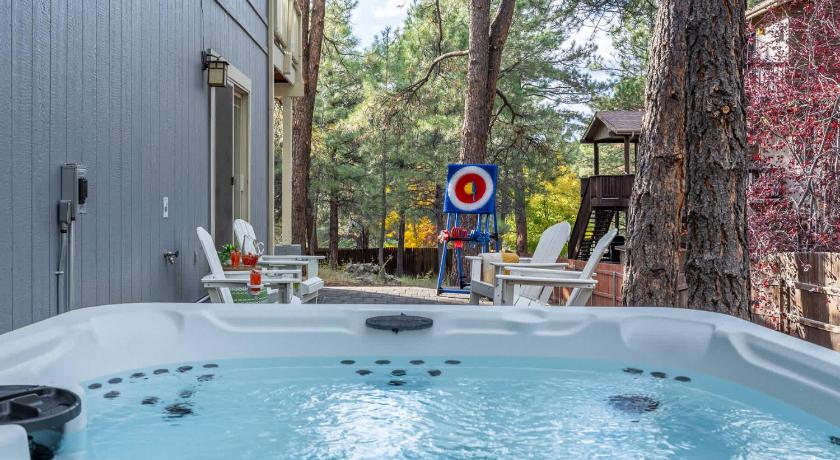 Flagstaff Luxury 5BR Mountain Chalet Hot Tub Game Room 5-Star Accommodation restaurant