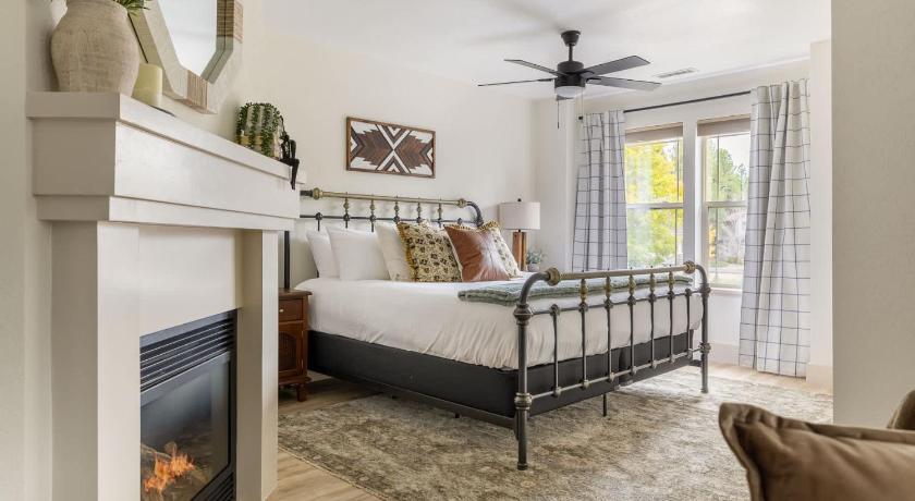 Flagstaff Luxury 5BR Mountain Chalet Hot Tub Game Room 5-Star Accommodation pool
