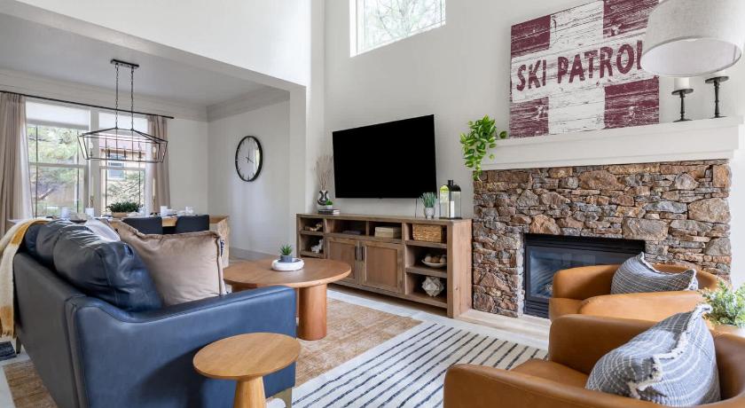 Flagstaff Luxury 5BR Mountain Chalet Hot Tub Game Room 5-Star Accommodation lobby