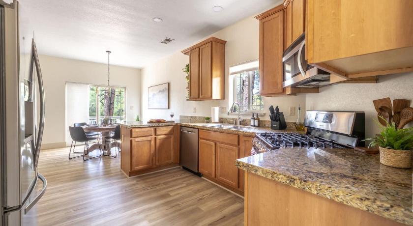 Flagstaff Luxury 5BR Mountain Chalet Hot Tub Game Room 5-Star Accommodation room