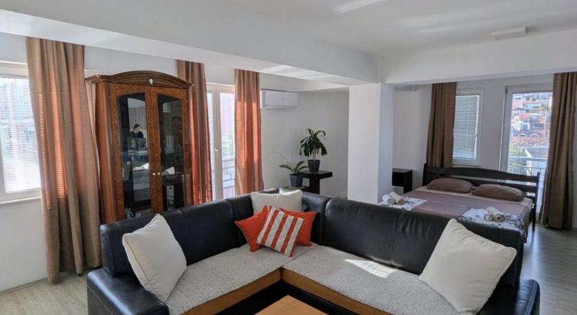Lihnidos Home, Central Apartment, AC, Lake Access, Beach