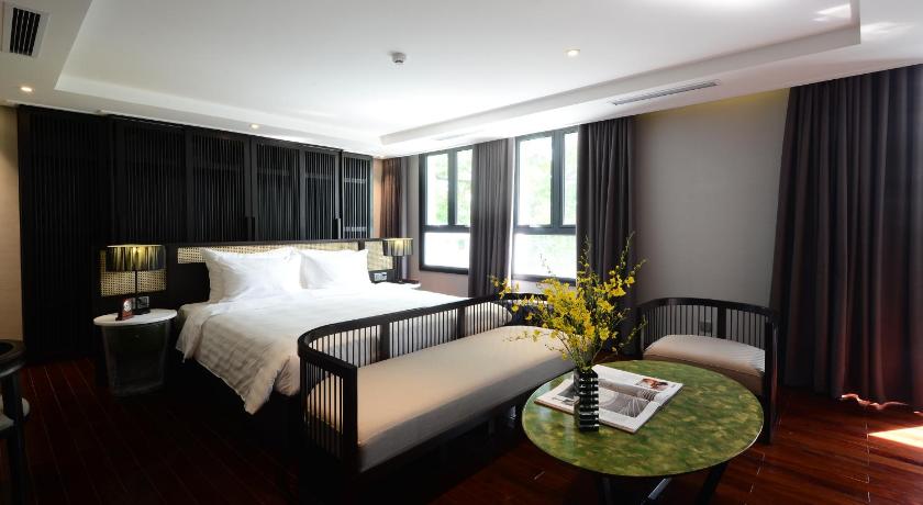 Image of Suite Balcony City View 4