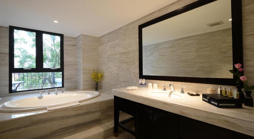 Image of Suite Balcony City View 10