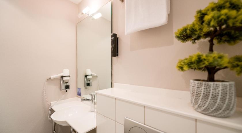 Image of Standard Twin Room 6