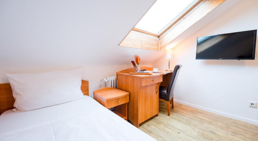 Image of Basic Triple Room 8