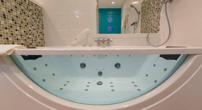 Image of Double Room with Spa Bath and Air-conditioning 2