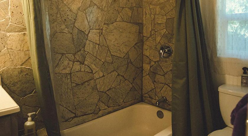 Wolf Creek Orchard House! Recharge at Peaceful Nature Escape 4-Star Accommodation lobby