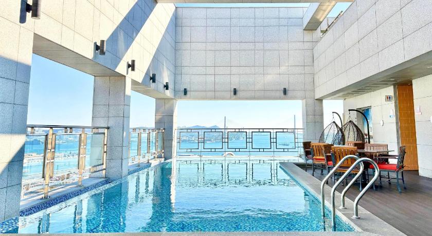 부산 라마다 앙코르 바이 윈덤 부산역 (Ramada Encore by Wyndham Busan Station) 4성급 호텔 수영장