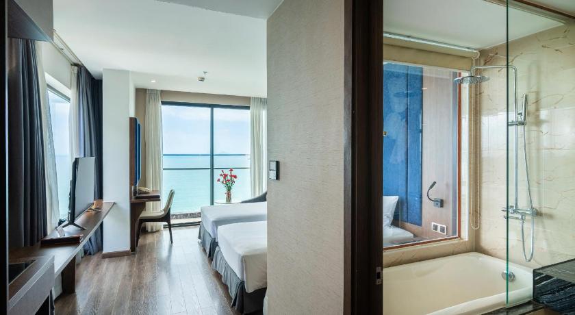 Foto Kamar Premier Twin dengan Pemandangan Laut (Premier Sea View Twin Room) 8
