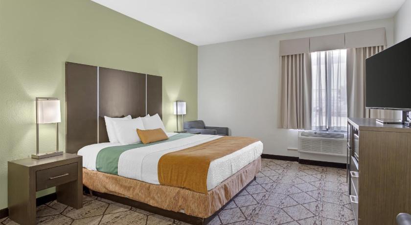 Image of Suite-1 King Bed, Non-Smoking, Whirlpool Bathtub, Pillowtop Bed, 42 Inch Led Tv, Microwave And Refri 3