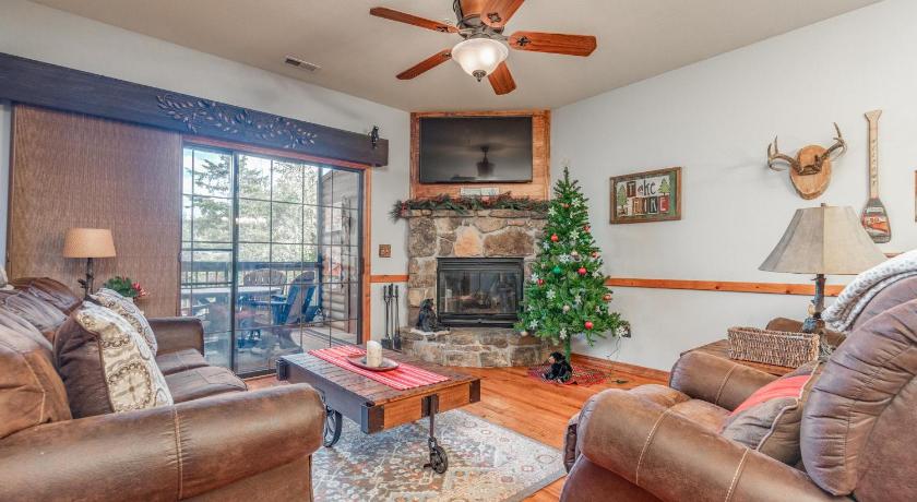 Branson 2BR Village At Indian Point 2002 near SDC - Free Tickets Daily up to $500 4-Star Accommodation view