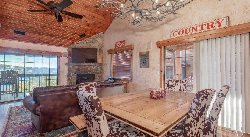 Branson 2BR Loft Village At Indian Point 1512 near SDC - Free Tickets Daily up to $500 4-Star Accommodation room