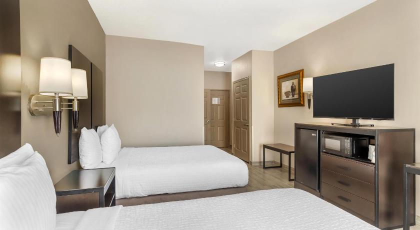Image of Queen Room with Two Queen Beds and Roll-In Shower - Mobility Access/Communication Assistance/Non-Smoking 3