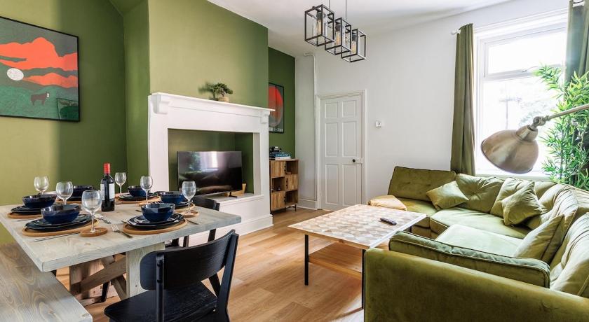 5 mins to St James Park, Free Parking, Sleeps 6