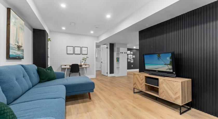 Urban Haven: 2BR/2BA+Office, Kitchen, Dining