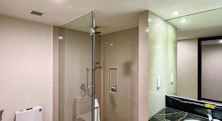 Image of Grand Two Bedroom Suite City with Balcony 2