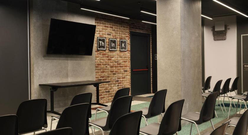 ベオグラード Moxy Belgrade 4つ星 ホテル レストラン