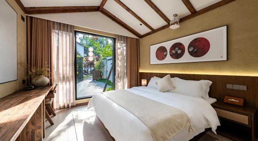 成都 Chengdu Xiaoya Yard Hot Spring Hotel,is just a 20 minute drive from both the Sanxingdui Museum and t ホテル ロビー