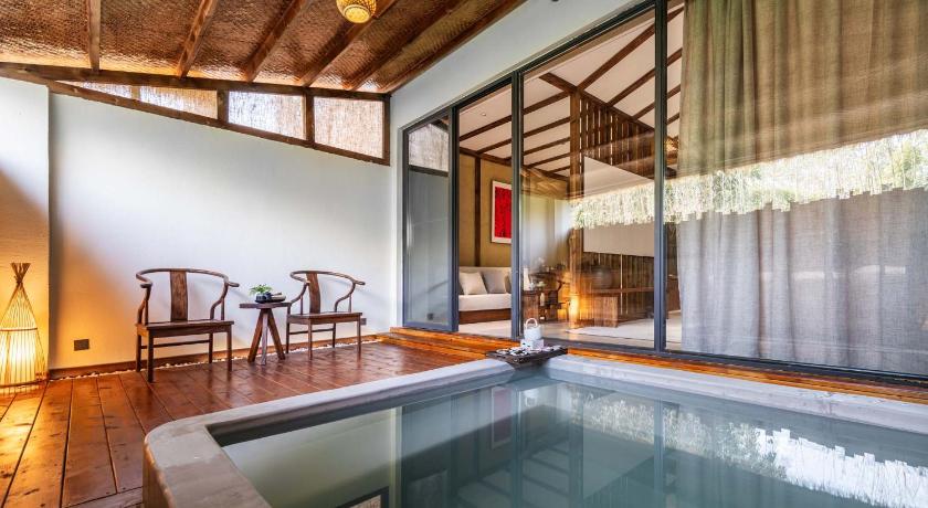 成都 Chengdu Xiaoya Yard Hot Spring Hotel,is just a 20 minute drive from both the Sanxingdui Museum and t ホテル 外観