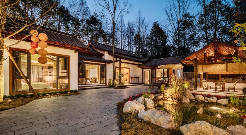 成都 Chengdu Xiaoya Yard Hot Spring Hotel,is just a 20 minute drive from both the Sanxingdui Museum and t ホテル レストラン