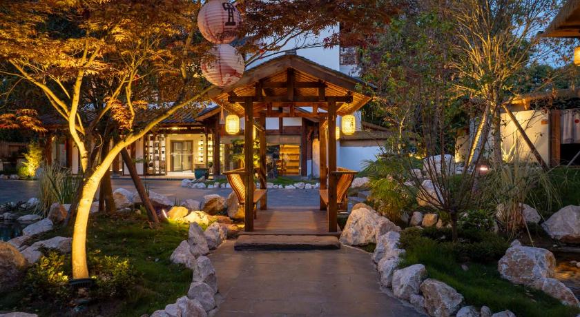 成都 Chengdu Xiaoya Yard Hot Spring Hotel,is just a 20 minute drive from both the Sanxingdui Museum and t ホテル 外観