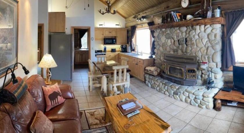 다비 (MT) Montana Mountain Glamping: Charming Log Cabin with a Private Hot Tub in Darby 3성급 숙소 스위트룸