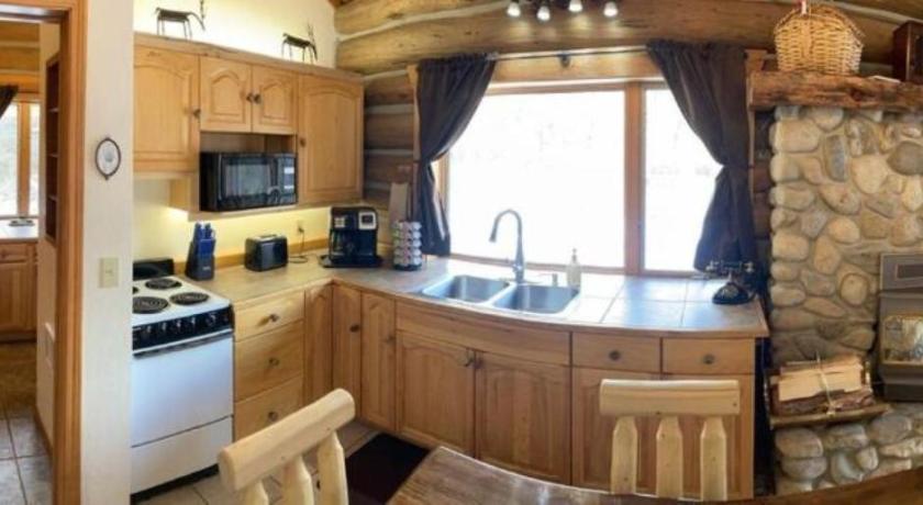 다비 (MT) Montana Mountain Glamping: Charming Log Cabin with a Private Hot Tub in Darby 3성급 숙소 로비