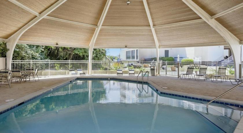 ノーストップセイルビーチ (NC) Private St Regis Beachfront Getaway with Amenities 4つ星 宿泊施設 スイート