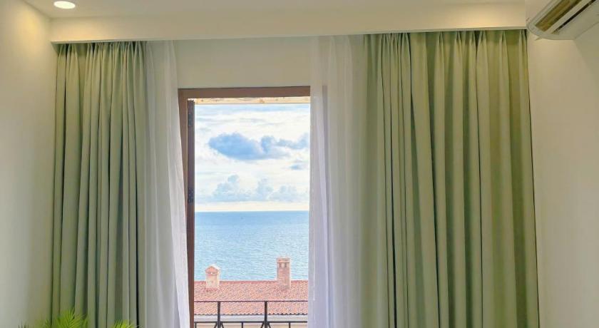 Phòng Suite Loại Sang Hướng Biển Có Ban Công (Deluxe Seaview Suite with Balcony)tooltipPhòng Suite Loại Sang Hướng Biển Có Ban Công (Deluxe Seaview Suite with Balcony)