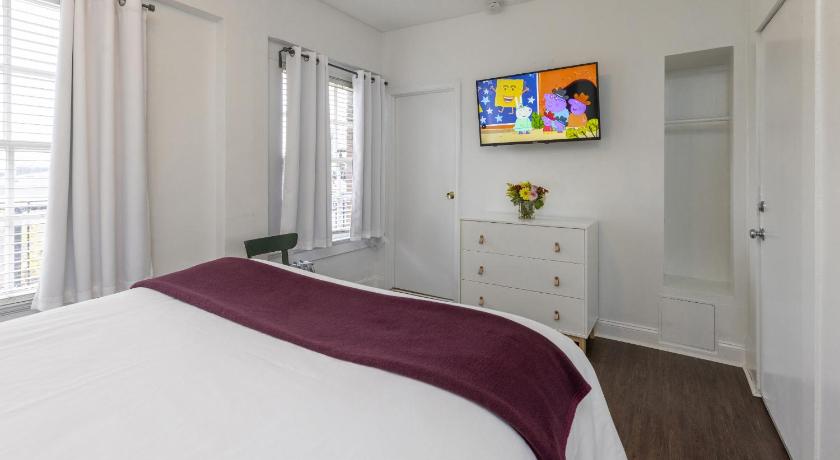 Image of Deluxe Queen Room 9
