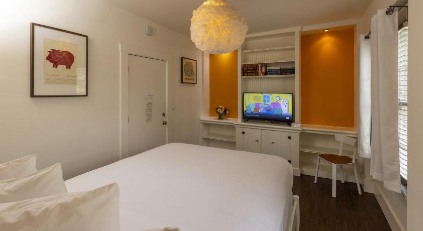 Image of Deluxe Queen Room 1