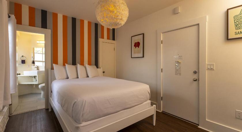 Image of Deluxe Queen Room 6