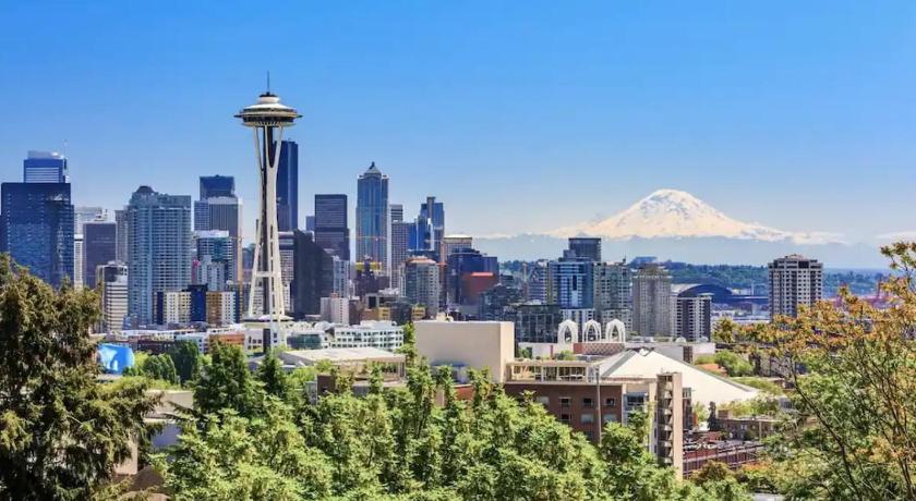 西雅圖 Moder charmer 4 BR 3 BA 12 Miles to Seattle, 3 miles to Airport near the mall 3星级 住宿 泳池