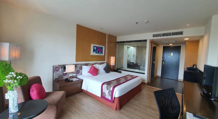 Image of Deluxe King Room with Balcony 5
