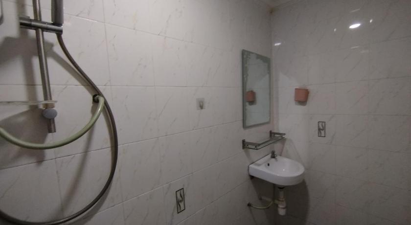 Image of Standard Twin Room 9