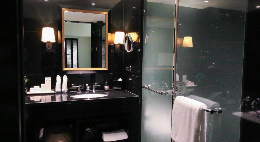 Image of Premier Signature 1 King Bed City View 4