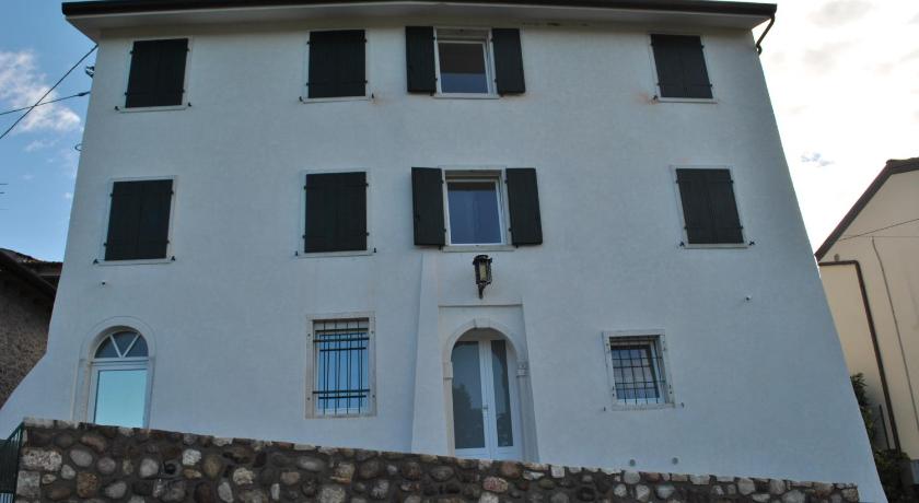 Appartamenti Alla Lanterna — Hotel in Costermano