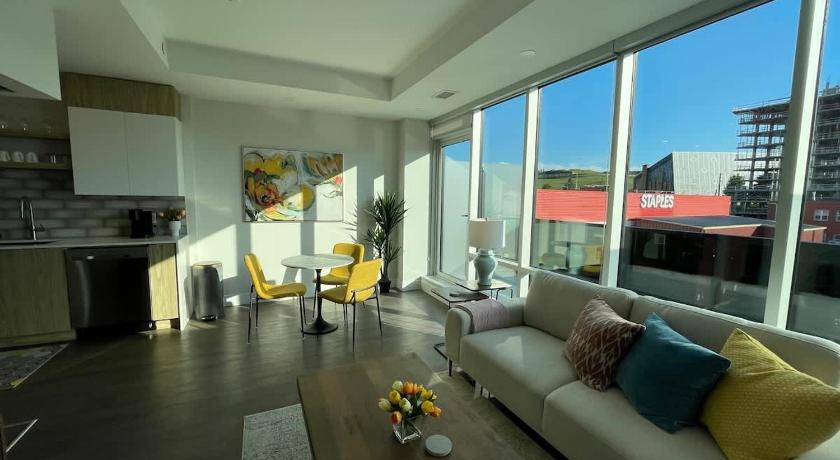 Spotless & Bright 1 BR downtown with private patio