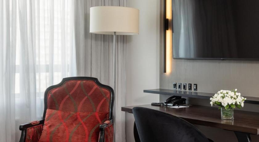 Image of Queen Suite 8