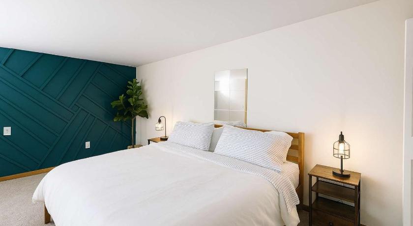 St. Louis (MO) Soulard River-View Loft - 2 King BR - Parking 4-Star Accommodation view