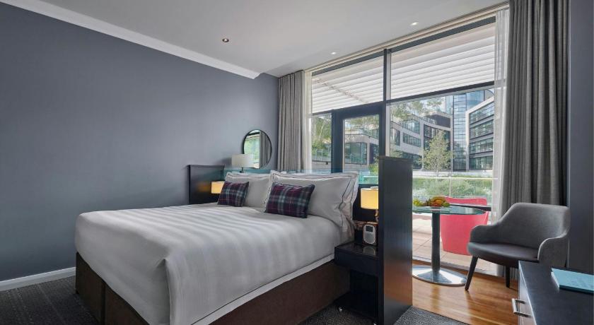 Image of greenside terrace room, guest room, 1 king, terrace level, terrace 5