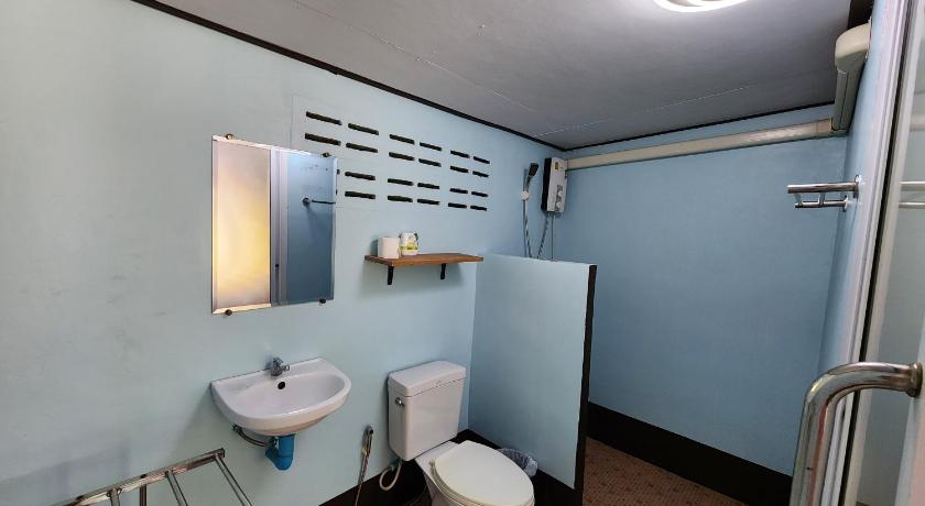Image of Standard Twin Room with Garden View 8