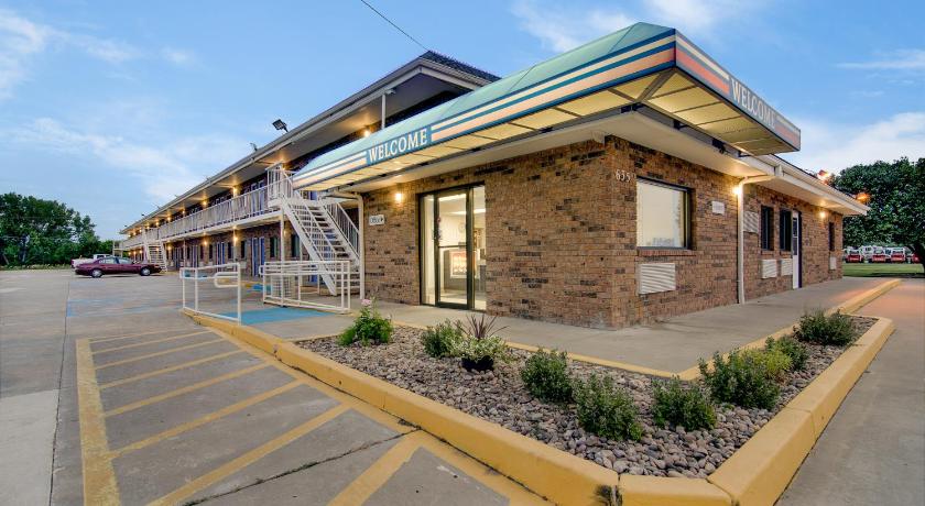 Motel 6-Salina, KS