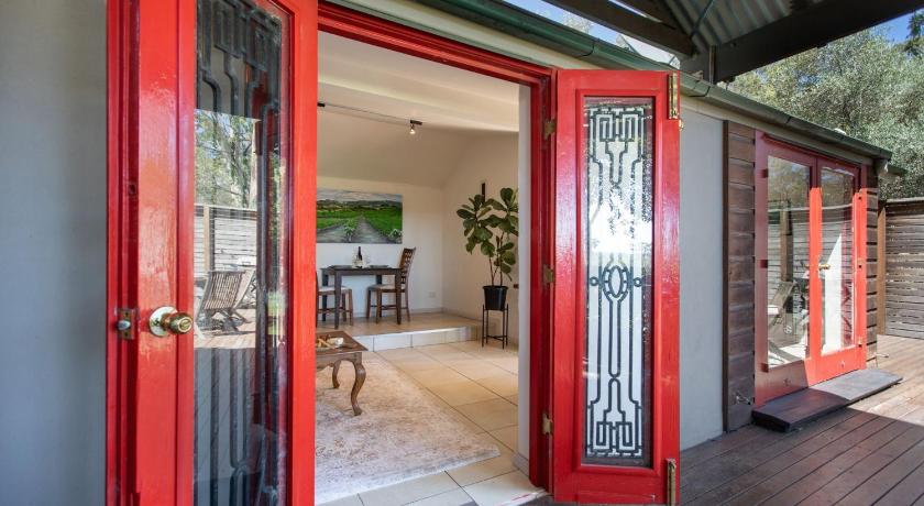 Petersons Wines Dairy Cottage with Free Wine Tasting