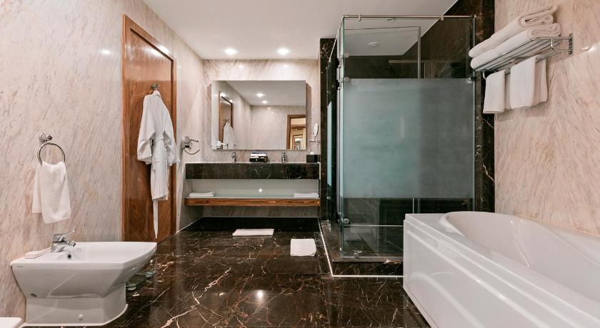 รูปของห้องสวีทพร้อมจากุซซี่และวิวทะเล (Royal Jacuzzi Suite with Sea View) 2