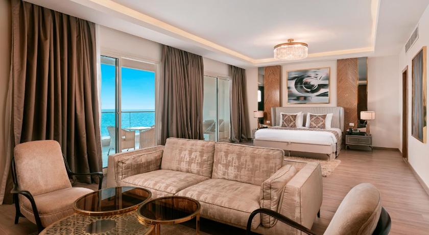 รูปของห้องสวีทพร้อมจากุซซี่และวิวทะเล (Royal Jacuzzi Suite with Sea View) 3