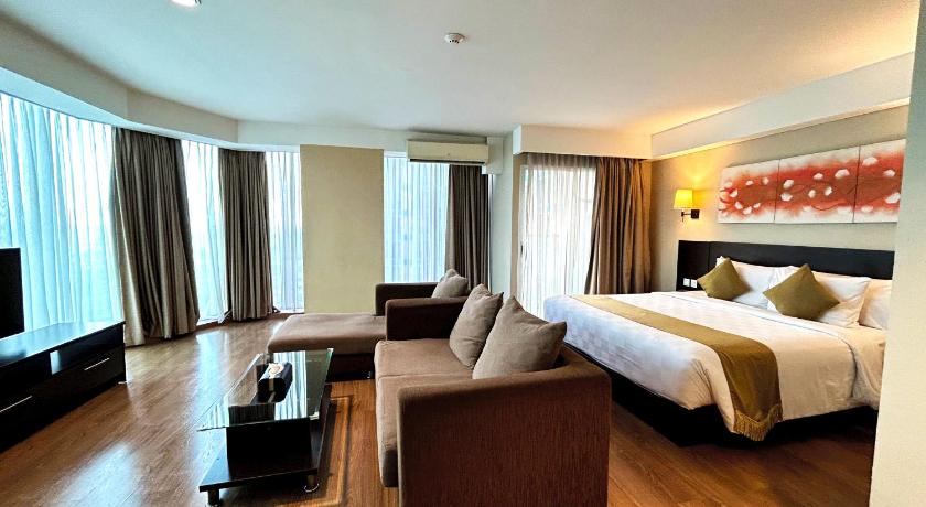 Image of Suite - 1 Double Bed, Nonsmoking, Corner Room, Bathtub And Shower 1