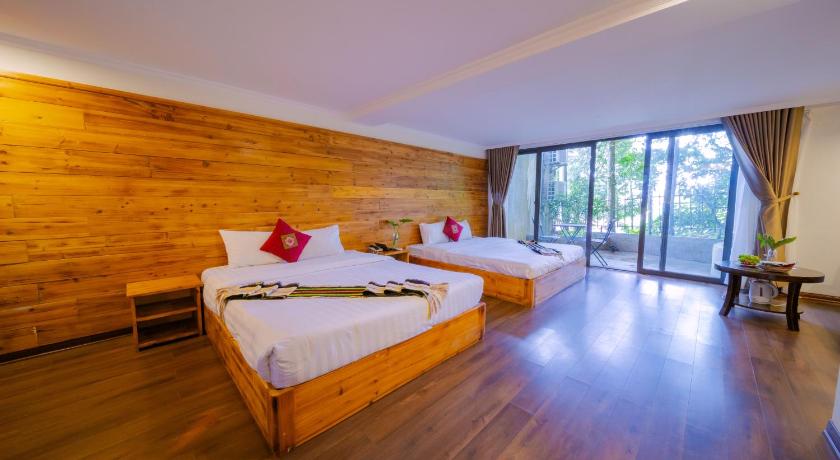 Image of Family Room with Garden View 4