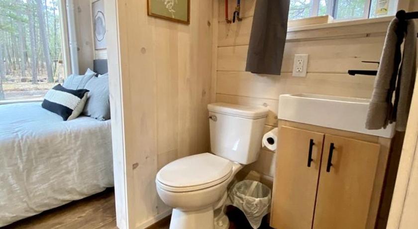 ワールド・ラン (AR) Majestic Nordic Tiny House with Private Deck, Grill and Fire Pit in Arkansas 3つ星 宿泊施設 プール