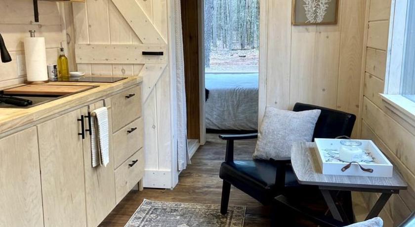 ワールド・ラン (AR) Majestic Nordic Tiny House with Private Deck, Grill and Fire Pit in Arkansas 3つ星 宿泊施設 ロビー